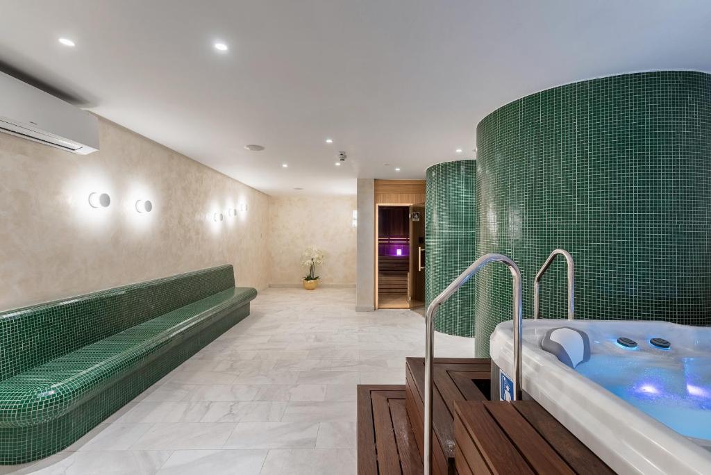 Uživajte u Makarskoj, moru i mirisima Mediterana – očekuje vas opuštajući odmor u Hotelu Mirjam 4* uz prekrasan ambijent, vrhunsku udobnost i trenutke za pamćenje!