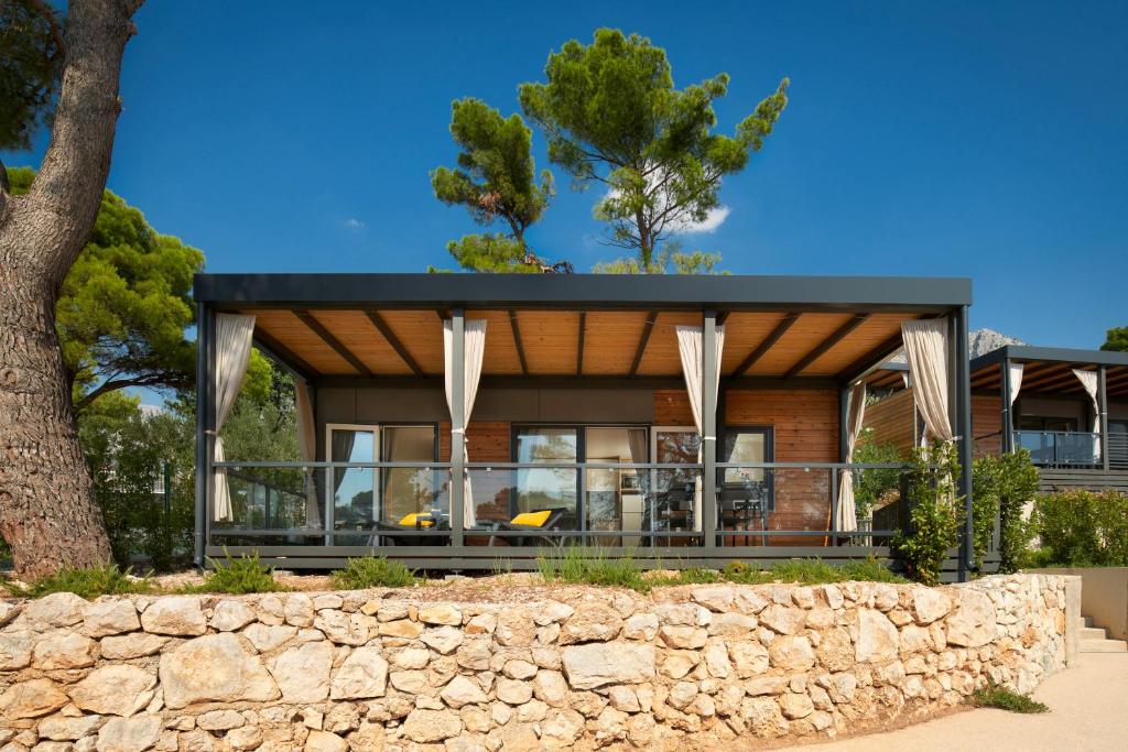 Medora Orbis Camping & Glamping I Otkrijte jedinstvenu kombinaciju luksuza, prirodnih ljepota i mediteranske atmosfere u srcu Podgore!
