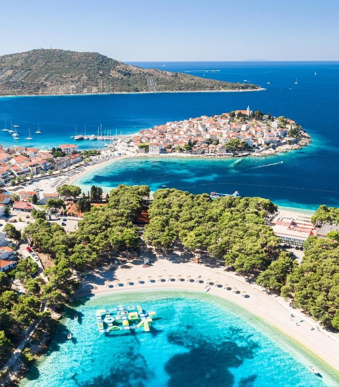 Uživajte u potpunom opuštanju, svježem zraku, prekrasnom pogledu na Jadran i ugodnoj atmosferi Hotela Zora 3*,  Primošten!