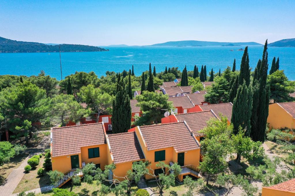 Uživajte u danima ispunjenim suncem, morem i mediteranskim šarmom u Apartmanima Medena 4* – mjestu gdje svaki trenutak postaje posebna uspomena!