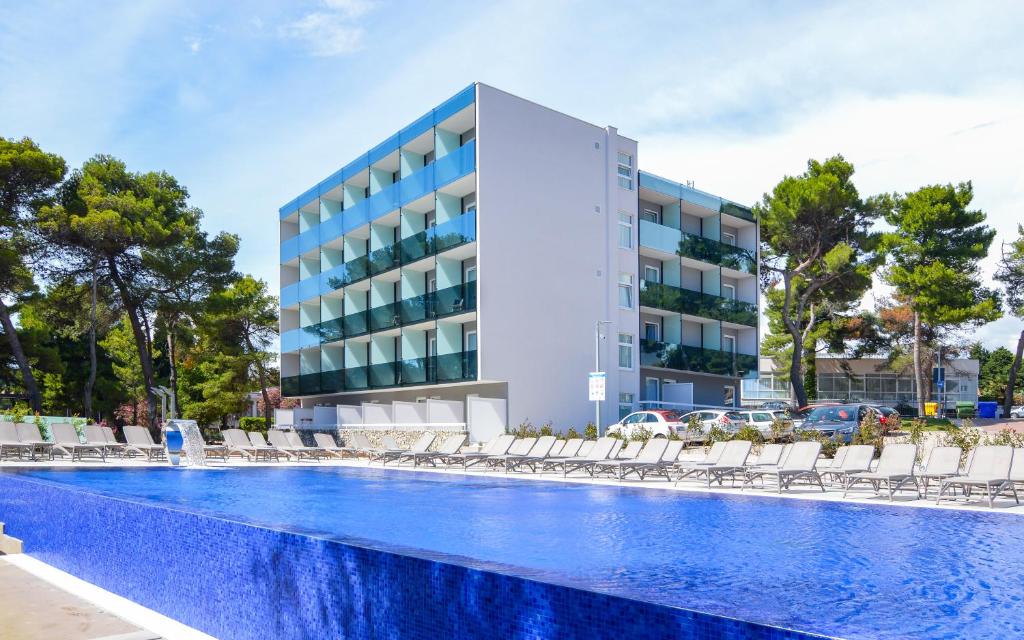 Prepustite se opuštanju uz more, vrhunsku udobnost i ALL INCLUSIVE LIGHT uslugu u Villi Arausana & Antonina 4* ili Villi Arausa 4* u Vodicama!
