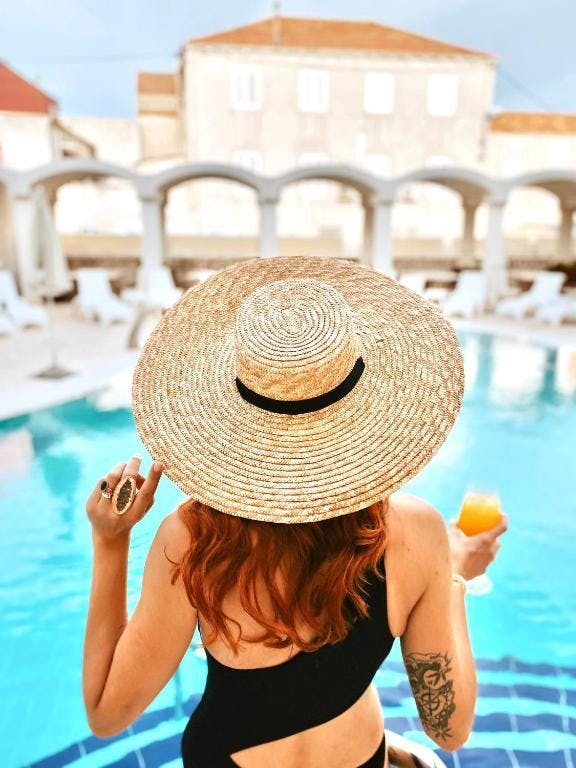 Otkrijte ljepote čarobne Korčule i uživajte u spoju mediteranskog šarma, kristalno čistog mora i vrhunske udobnosti u Hotelu Korkyra 4*!