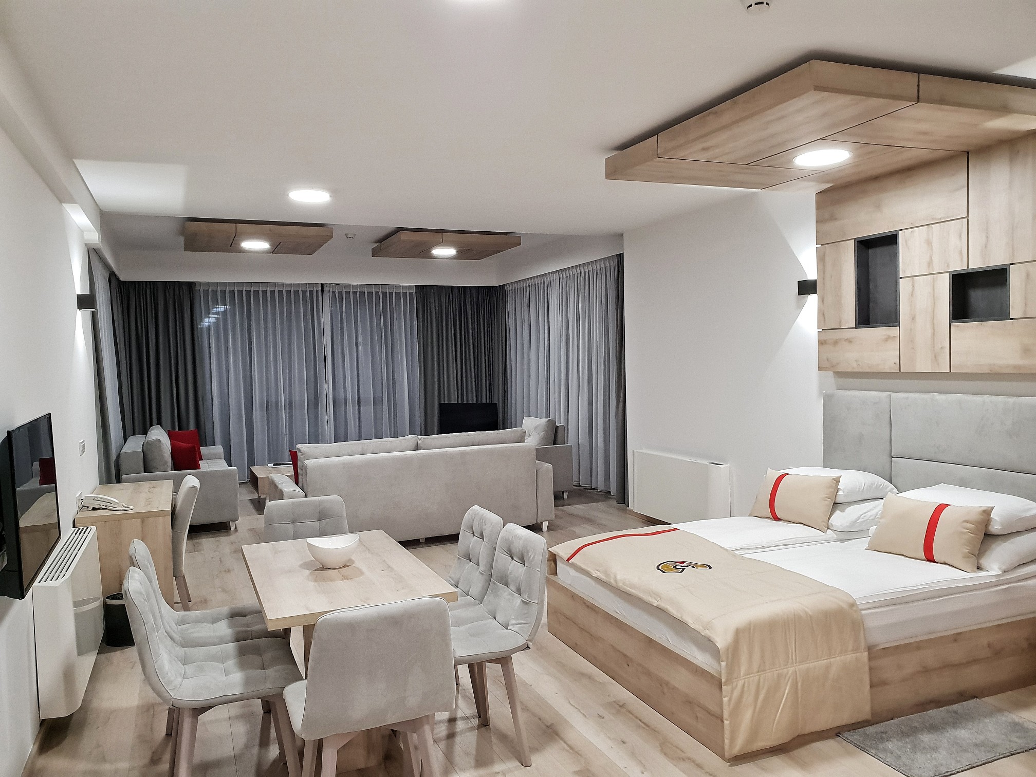 Prepustite se čarima Sarajeva uz savršen boravak u Aparthotelu Centar 4* – idealnom mjestu gdje vas očekuju udobnost, kvalitetna usluga i predivan pogled na grad!