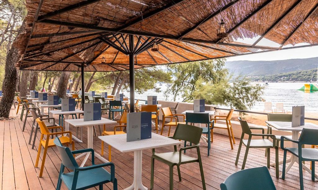 Vaš savršen odmor na Hvaru – uživajte u spoju netaknute prirode, mora i mirisa borove šume u Aminess Younique Senses Resortu 4*, idealnom mjestu za potpuni bijeg i opuštanje!