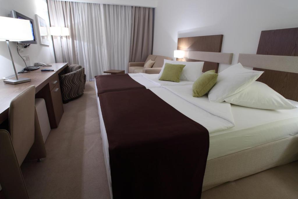 Otkrijte čaroliju vrhunskog odmora u Hotelu Park 4*, uz veličanstvene prizore Jadrana i neodoljivu ljepotu dalmatinske obale!