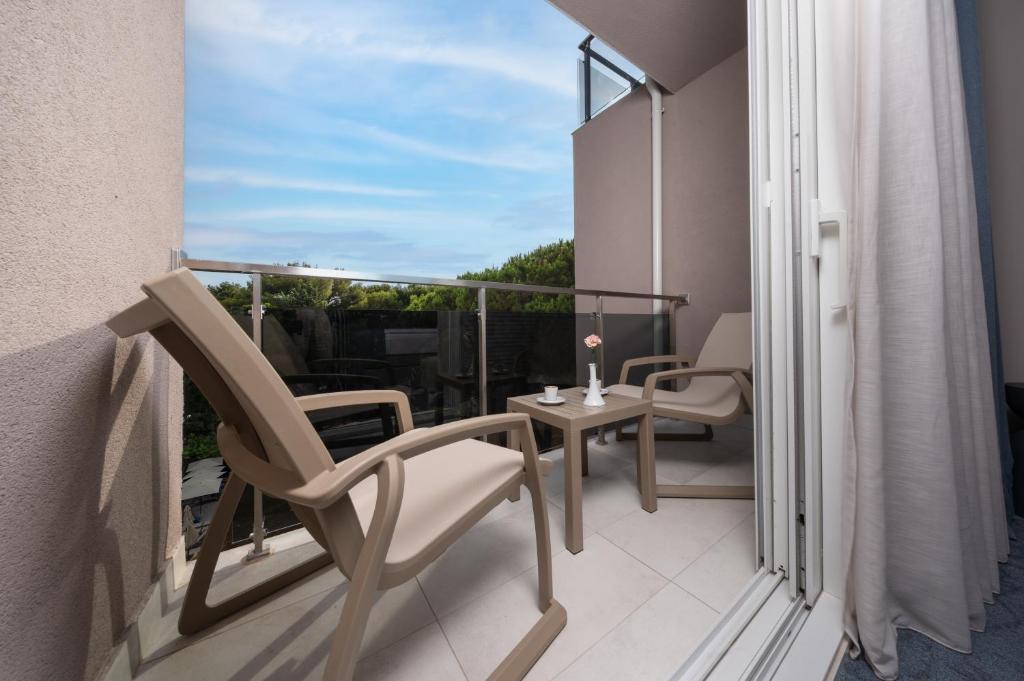 Uživajte u bezbrižnom porodičnom odmoru u Biogradu na Moru uz All inclusive uslugu, miris borove šume i brojne sadržaje za djecu i odrasle – Family Hotel Adria 4!*