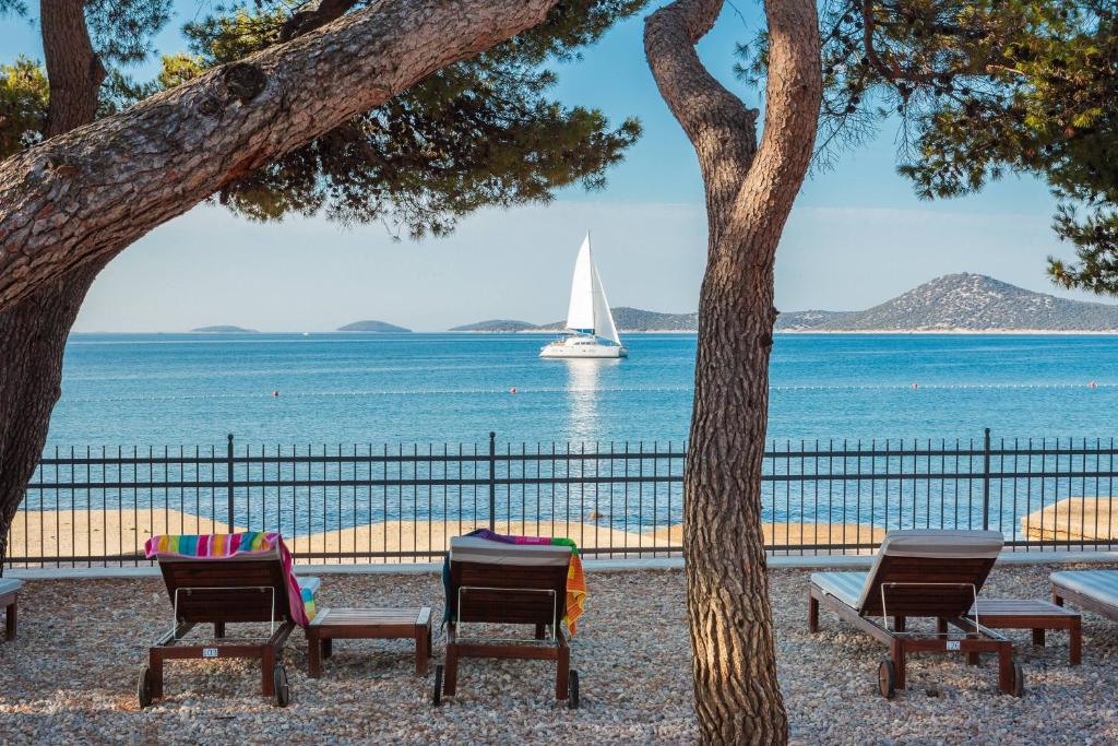 Prepustite se opuštanju uz more, vrhunsku udobnost i ALL INCLUSIVE LIGHT uslugu u Villi Arausana & Antonina 4* ili Villi Arausa 4* u Vodicama!