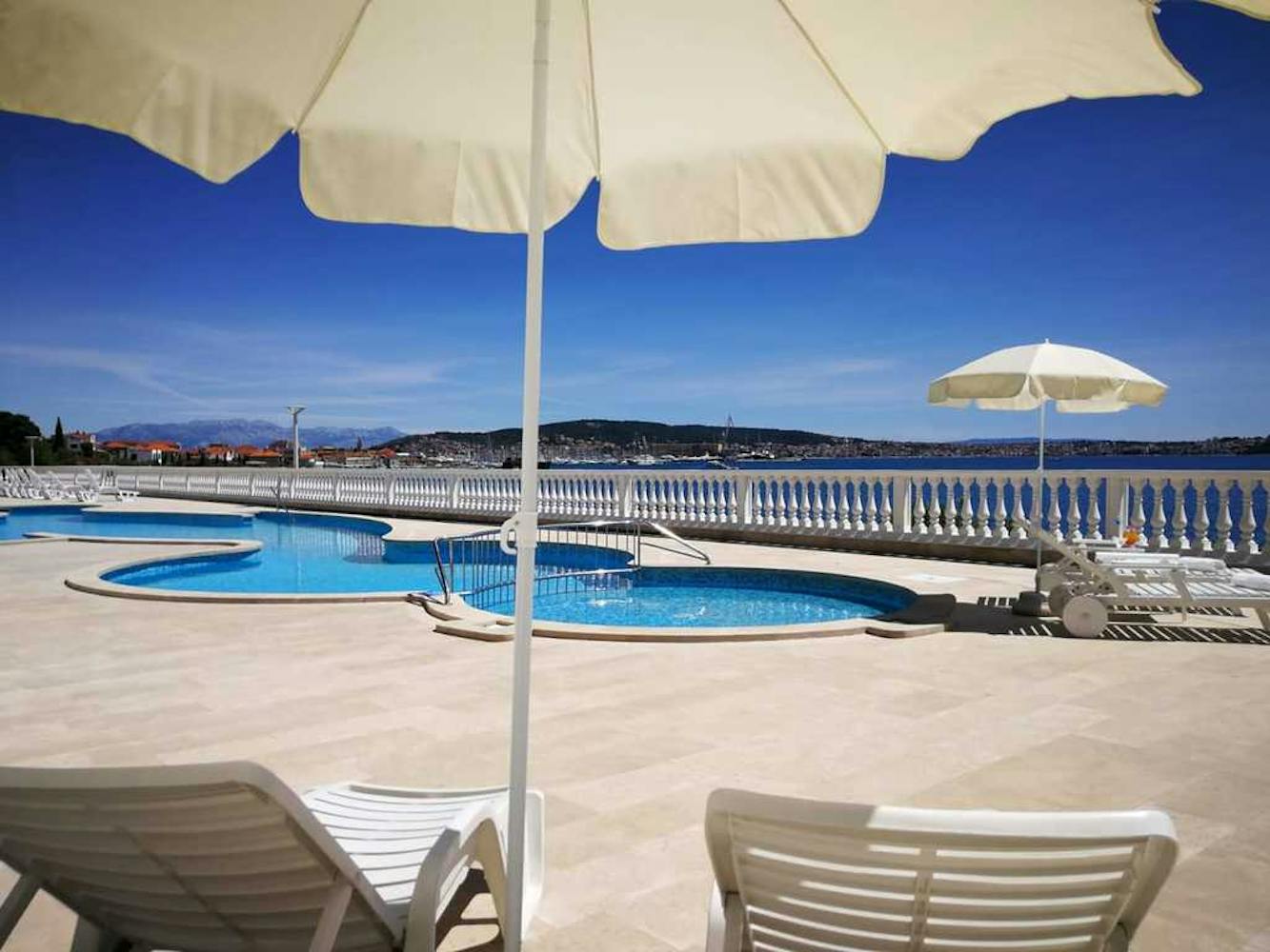 Seget Donji I Otkrijte veličanstveni odmor u Hotelu Val 3* ex Jadran 3* uz more i polupansionsku uslugu!