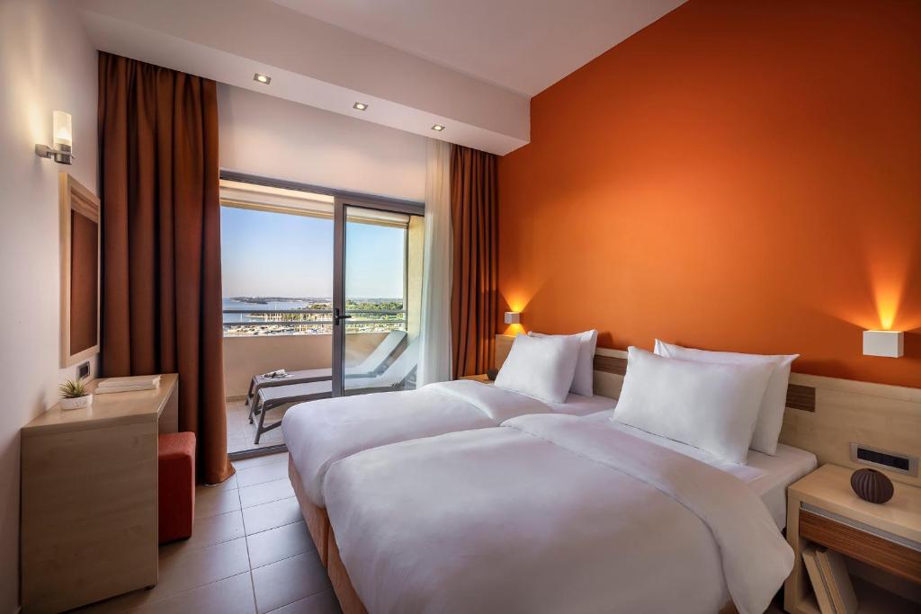 Stvorite uspomene za pamćenje u Resortu Belvedere 4 *u Vrsaru, gdje vas očekuju vrhunska udobnost, prirodne ljepote i bezbrižni trenuci uz more!
