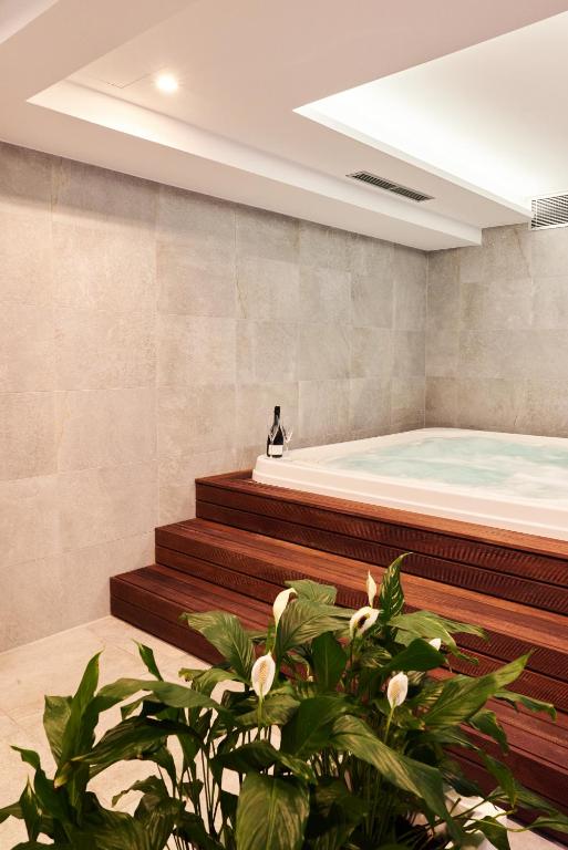 Stvorite nezaboravne porodične uspomene uz sunce, more i boravak u Hotelu Nestos 4* u prelijepom Omišu!