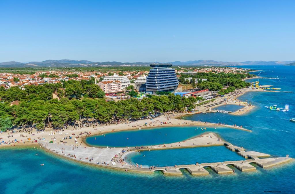 Hotel Miramare 4*, Vodice I Otkrijte mjesto gdje svaki dodir vjetra i miris mora stvaraju nezaboravne uspomene!