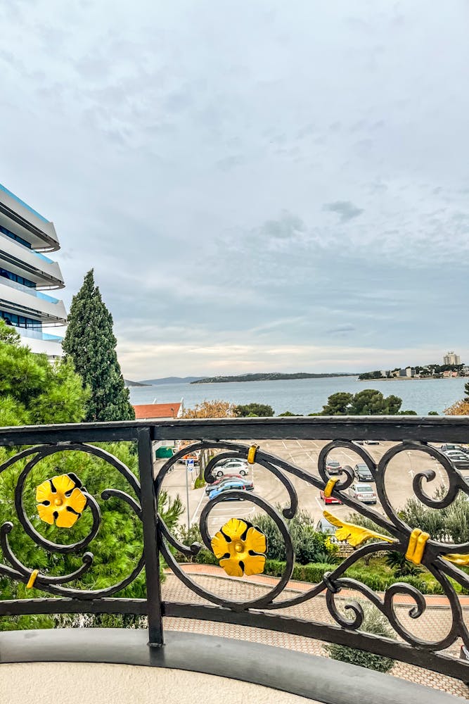 Vodice | Uživajte u trenucima odmora uz morski povjetarac i prijatan ambijent Hotela Miramare 4*, gdje svaki detalj doprinosi potpunoj relaksaciji!