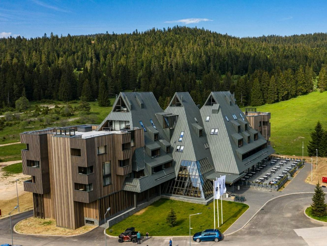 Uživajte u savršenom spoju planinskog mira, vrhunskog komfora i potpunog opuštanja u Hotelu Monti Spa & Wellness 4* na veličanstvenom Igmanu!