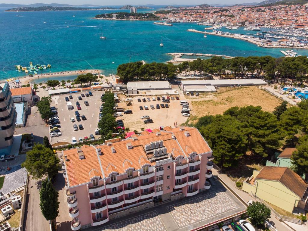 Vodice | Uživajte u trenucima odmora uz morski povjetarac i prijatan ambijent Hotela Miramare 4*, gdje svaki detalj doprinosi potpunoj relaksaciji!