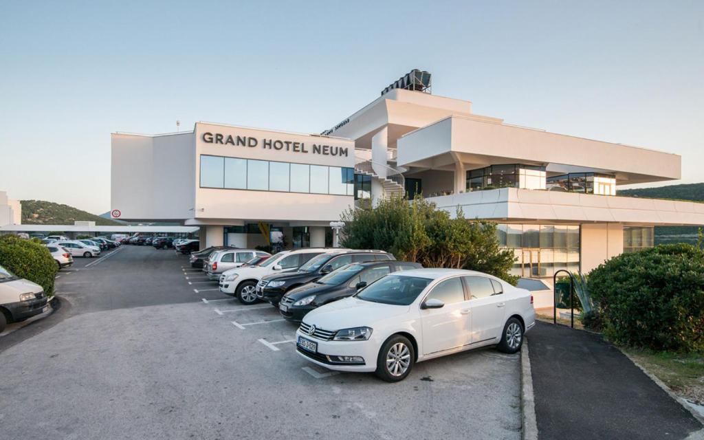 Pronađite svoj kutak raja u Neumu uz vrhunsku udobnost i očaravajući pogled na more u Grand Hotelu Neum 4*!