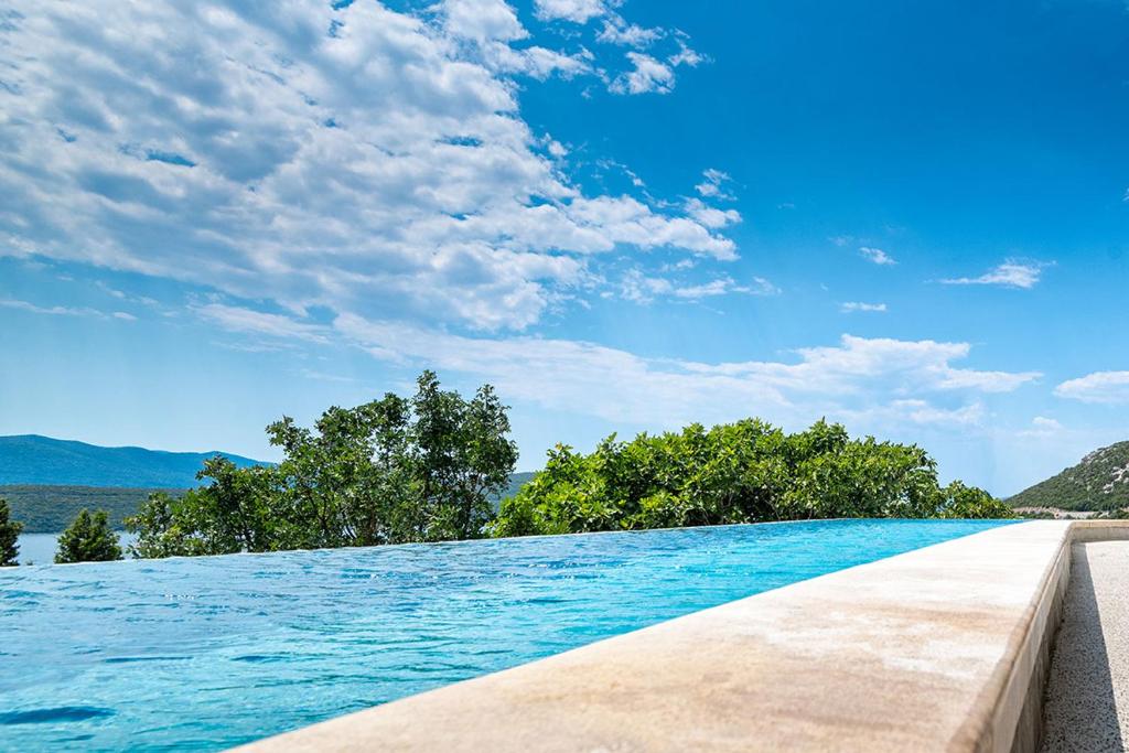 Utonite u tišinu valova i udobnost modernog smještaja – Hotel Stella 3* u Neumu je savršena oaza mira na jadranskoj obali!