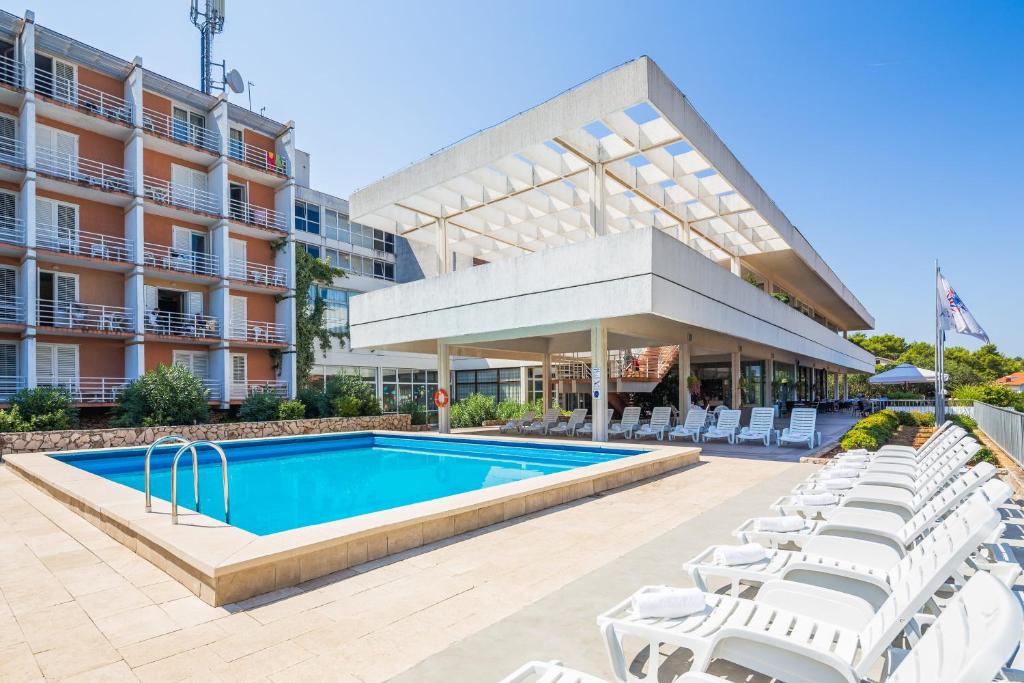 Hotel Hvar 4* – Idealno mjesto za opuštanje i uživanje u prirodnoj ljepoti Jelse s pogledom na more i vrhunskom uslugom za vaš savršeni odmor!