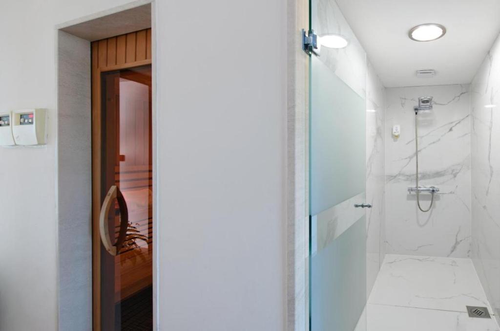 Jona Rooms Podstrana – uživajte u savršenom spoju mediteranskog ugođaja, blizine mora i elegantnog smještaja za odmor ispunjen uživanjem!