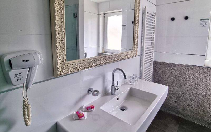 Okružen mediteranskom klimom, netaknutom prirodom, kristalnim morem i suncem, Hotel Gala 4* u Podstrani nudi mir i udobnost!