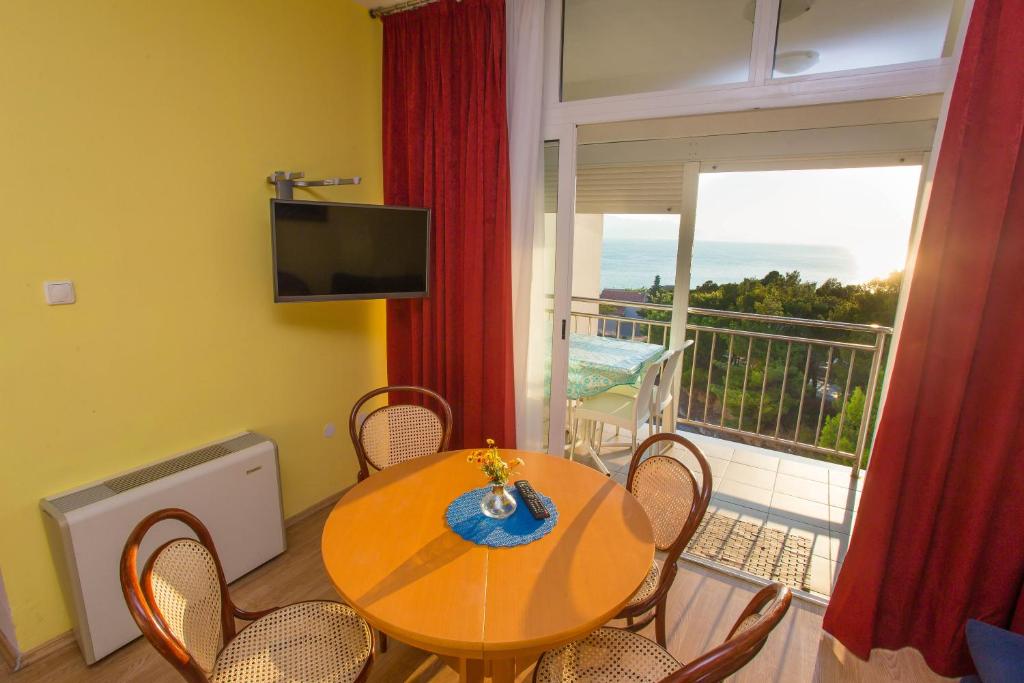 Gradac I Provedite nezaboravne trenutke odmora u romantičnim apartmanima Aparthotela Pecić na obali Jadrana!