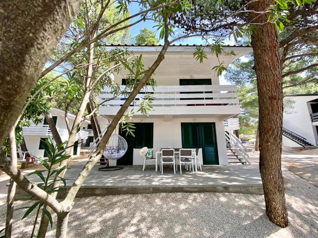Otkrijte čari bezbrižnog odmora u Family Resortu Urania – uživajte u kristalno čistom moru, mediteranskoj prirodi i spokojnom ambijentu idealnom za savršen bijeg od svakodnevice!
