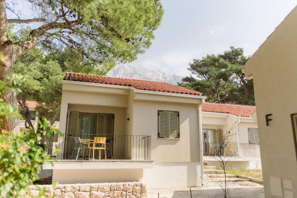 Family Resort Urania u Baškoj Vodi – savršeno mjesto za odmor u zelenoj oazi uz more, idealno za porodično uživanje, opuštanje i nezaboravne trenutke uz miris borova i šum valova!