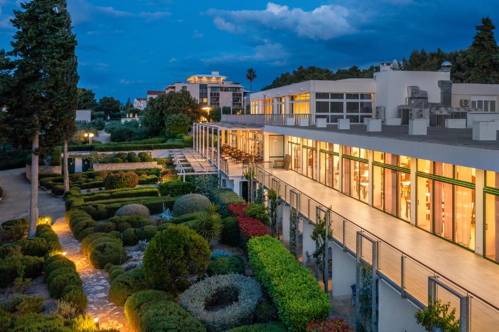 Brač, borova šuma i morski pejzaž koji smiruje – Aminess Vival Velaris Resort 4* savršeno mjesto za opuštajući odmor!