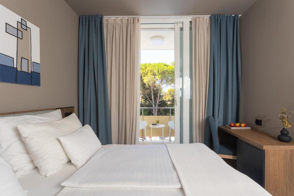 Uživajte u bezbrižnom porodičnom odmoru u Biogradu na Moru uz All inclusive uslugu, miris borove šume i brojne sadržaje za djecu i odrasle – Family Hotel Adria 4!*