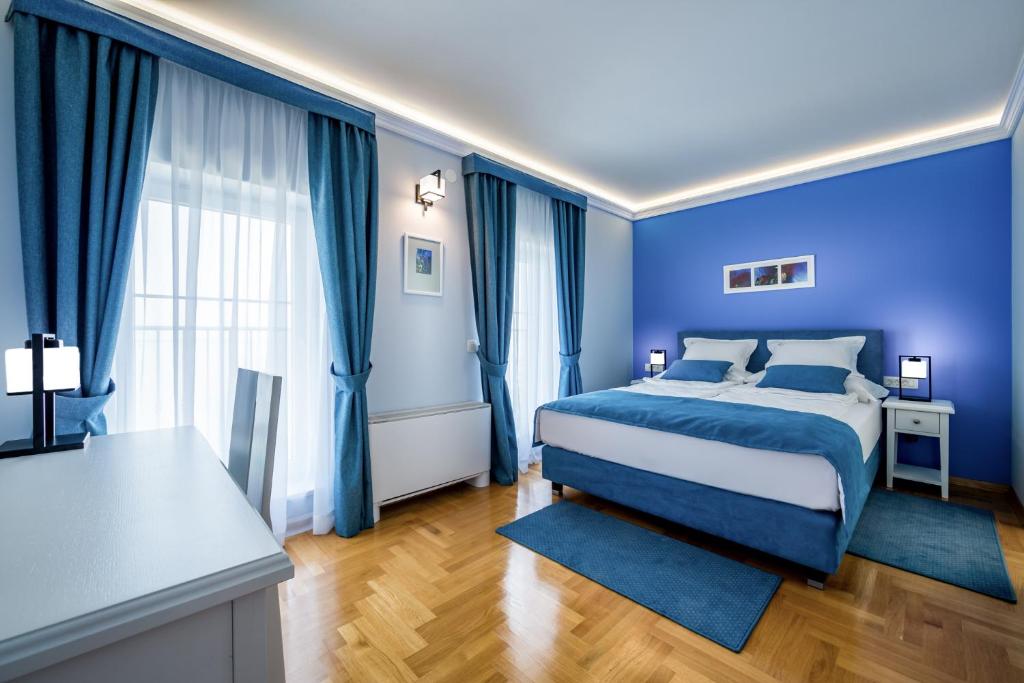 Hotel Domino 4* pruža miran i elegantan ambijent u neposrednoj blizini mora i šetnice Lungomare, savršen za ugodan odmor u Opatiji!
