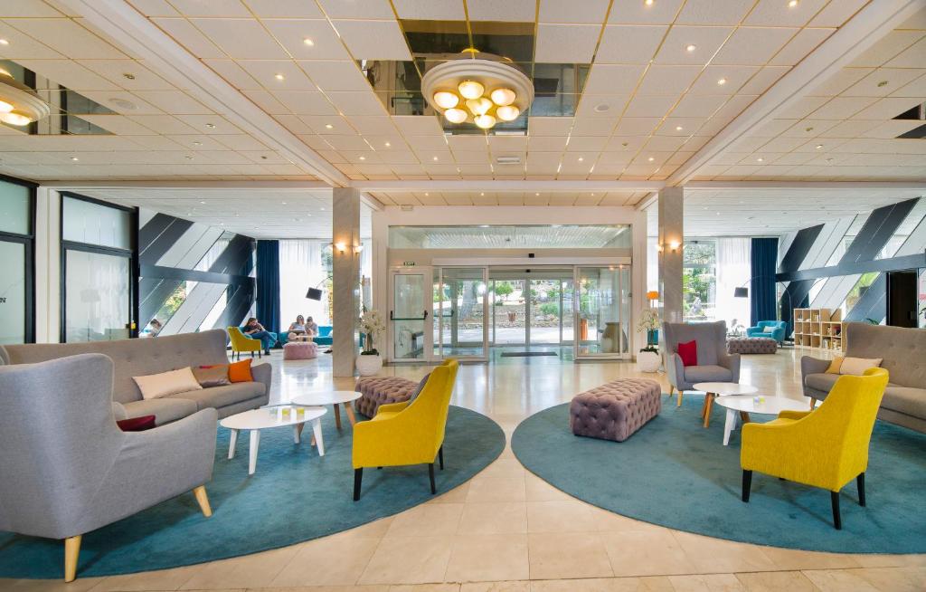 Hotel Hvar 3* I Doživite autentični mediteranski ugođaj u Jelsi gdje priroda i more pričaju svoju priču!