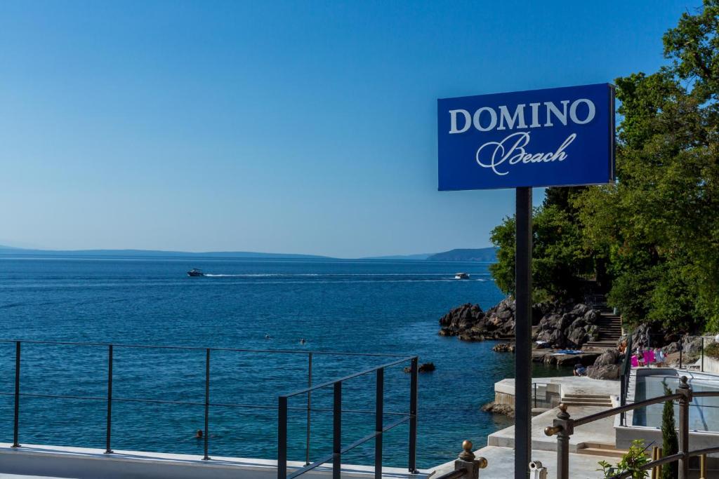 Hotel Domino 4* pruža miran i elegantan ambijent u neposrednoj blizini mora i šetnice Lungomare, savršen za ugodan odmor u Opatiji!