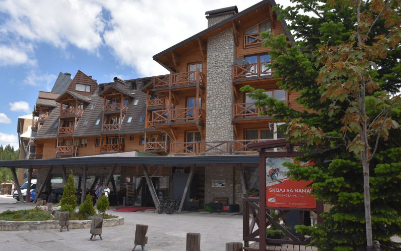 Otkrijte čari ljeta na planini kroz spoj prirodnog mira i vrhunskog Wellness & Spa opuštanja u Aparthotelu Vučko 4*, Jahorina!