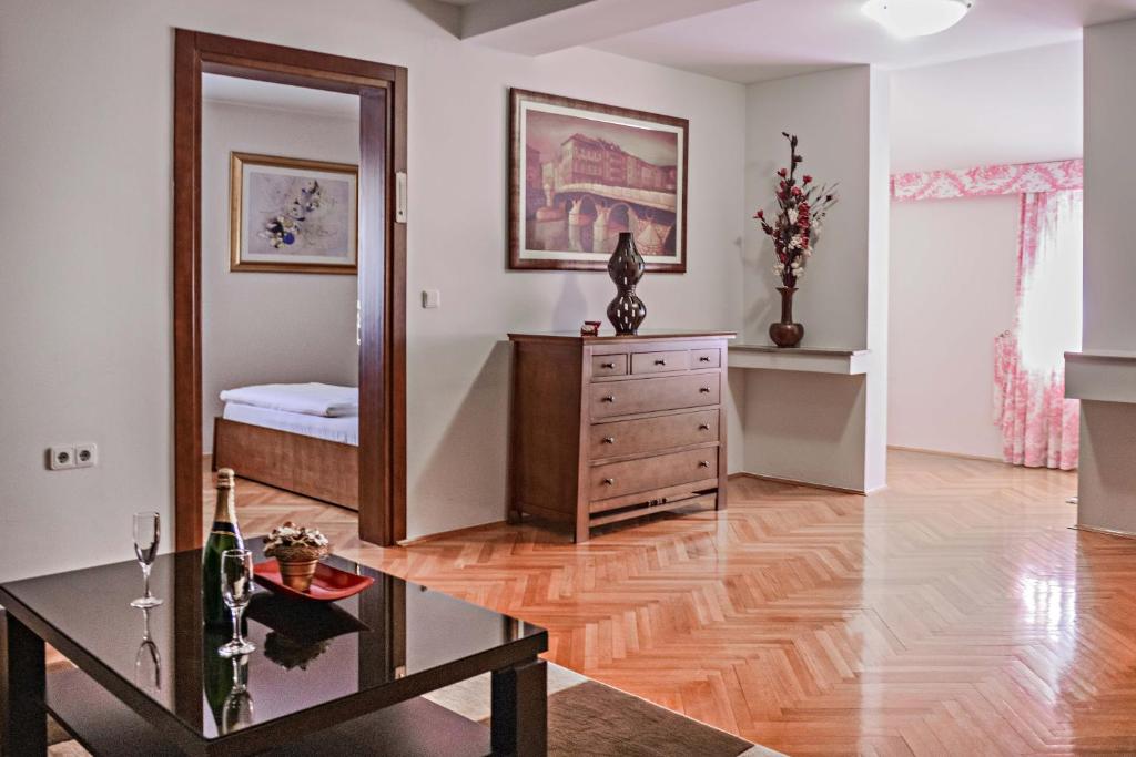 Prepustite se luksuznom Wellness & Spa odmoru na veličanstvenom Vlašiću, uz udobnost i mir Hotela Pahuljica 4!