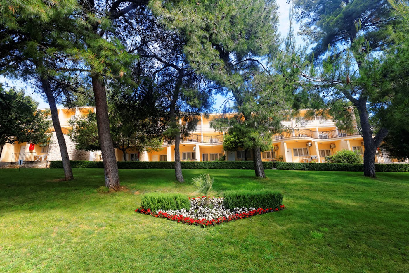 Seget Donji I Otkrijte veličanstveni odmor u Hotelu Val 3* ex Jadran 3* uz more i polupansionsku uslugu!