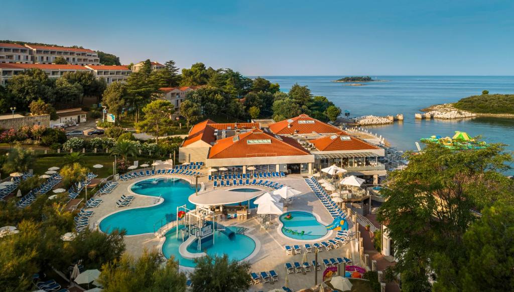 Stvorite uspomene za pamćenje u Resortu Belvedere 4 *u Vrsaru, gdje vas očekuju vrhunska udobnost, prirodne ljepote i bezbrižni trenuci uz more!