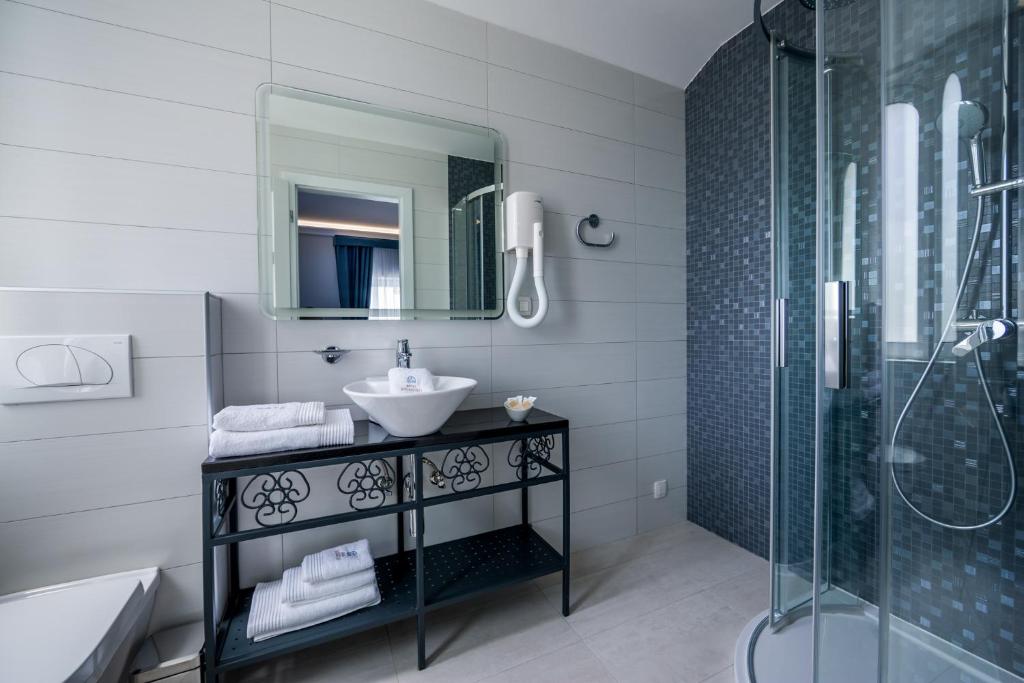 Hotel Domino 4* pruža miran i elegantan ambijent u neposrednoj blizini mora i šetnice Lungomare, savršen za ugodan odmor u Opatiji!