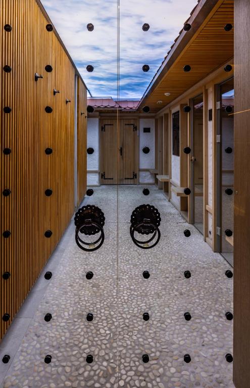 Uživajte u savršenom spoju planinskog mira, vrhunskog komfora i potpunog opuštanja u Hotelu Monti Spa & Wellness 4* na veličanstvenom Igmanu!