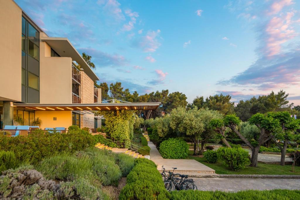 Doživite čaroliju Brača u Aminess Vival Velaris Resortu 4* – romantična atmosfera, mirisi Mediterana i nezaboravni morski doživljaji!