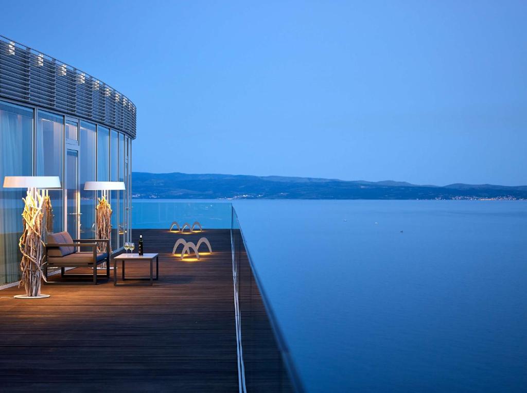Radisson Blu Resort Split 5* – uživajte u vrhunskom luksuzu, raskošnom Wellness & Spa doživljaju i savršenom spoju elegancije, udobnosti i potpunog opuštanja!