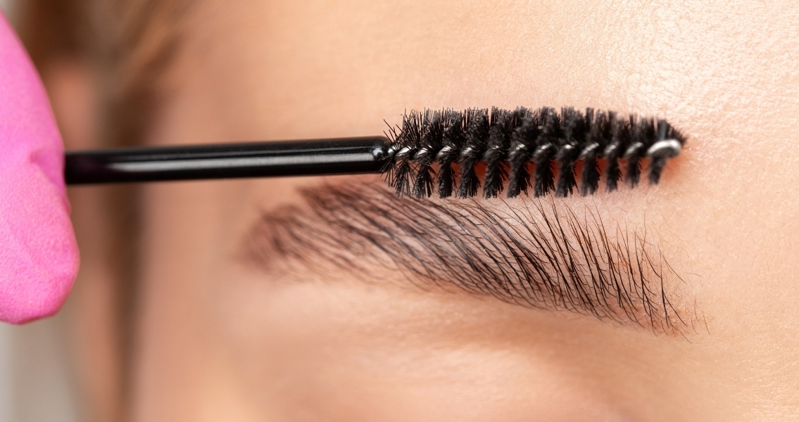 Profesionalna laminacija obrva u Akademiji ljepote Dalila – za besprijekoran izgled, uredno oblikovane obrve i otvoren pogled!