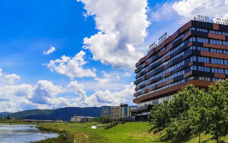 Otkrijte snagu prirodnog oporavka kroz ledenu kupku i umirujuću relaksaciju u tišini relaks sobe u Malak Regency Hotel 5*!