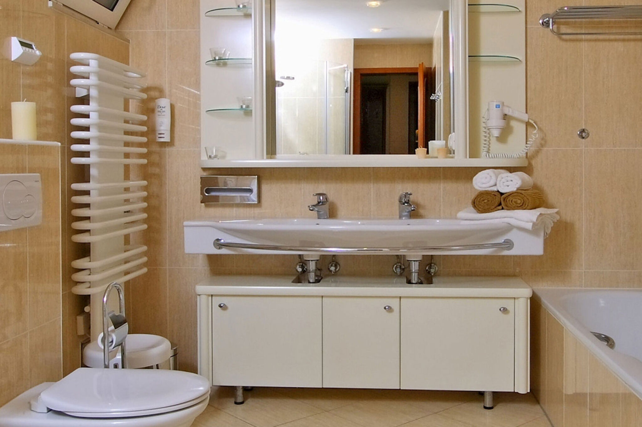 Otkrijte čari Hvara kroz porodični odmor u Fontana Resort – Bayside Park 4*, gdje se smijeh, sunce i opuštanje spajaju u prelijepom ambijentu!