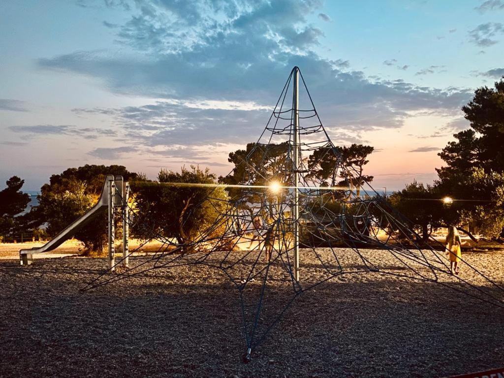 Family Resort Urania u Baškoj Vodi – savršeno mjesto za odmor u zelenoj oazi uz more, idealno za porodično uživanje, opuštanje i nezaboravne trenutke uz miris borova i šum valova!