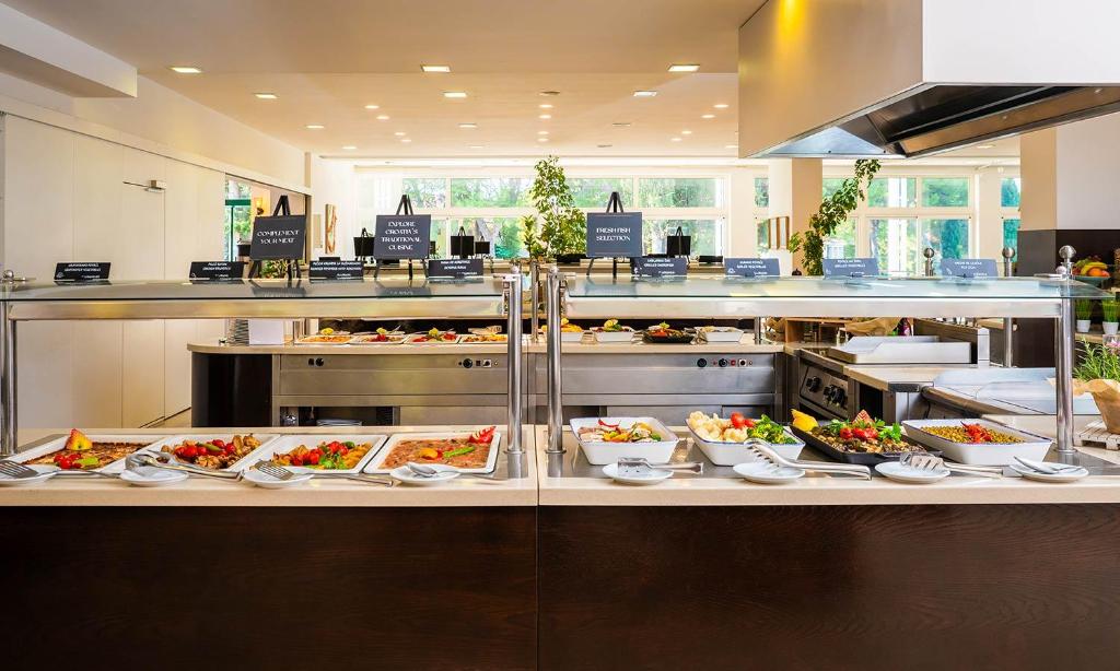 Brač, borova šuma i morski pejzaž koji smiruje – Aminess Vival Velaris Resort 4* savršeno mjesto za opuštajući odmor!