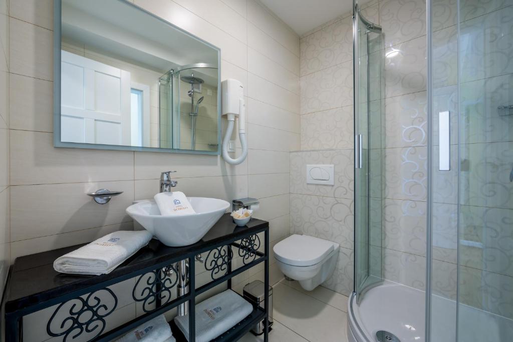 Hotel Domino 4* pruža miran i elegantan ambijent u neposrednoj blizini mora i šetnice Lungomare, savršen za ugodan odmor u Opatiji!