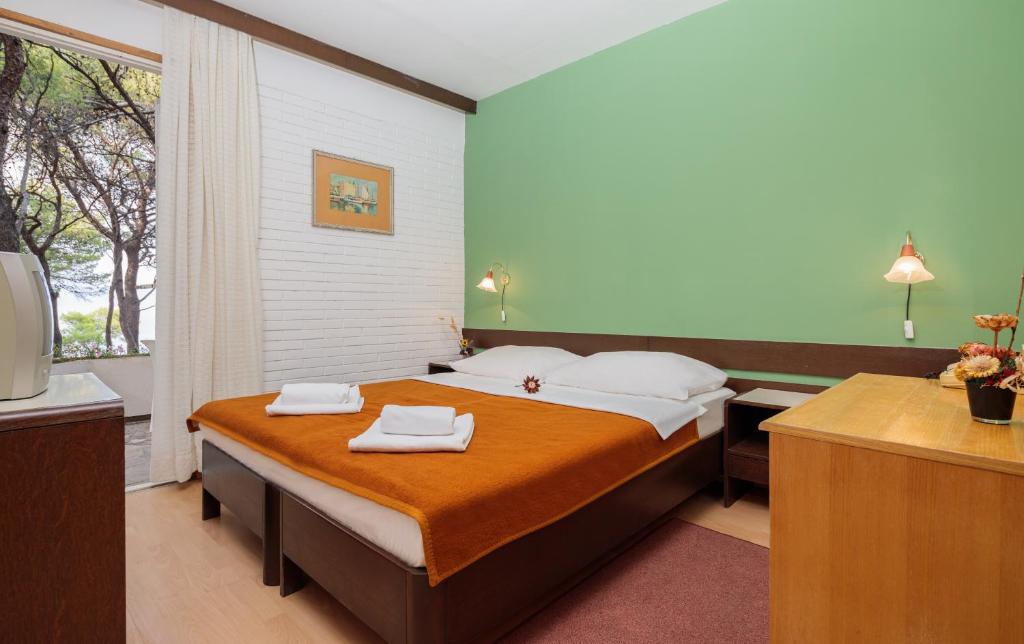 Prepustite se čaroliji prirode, dalmatinskom šarmu i tišini mora – doživite ljeto iz snova u Fontana Resort 2* na Hvaru!