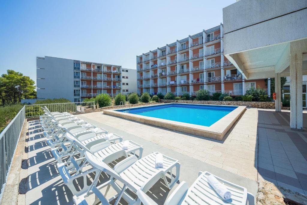 Hotel Hvar 3* I Doživite autentični mediteranski ugođaj u Jelsi gdje priroda i more pričaju svoju priču!