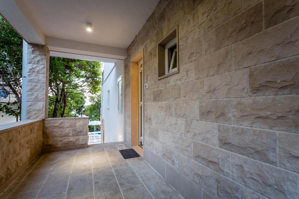 Uživajte u odmoru iz snova u Villi Katarina 4* na Makarskoj rivijeri, okruženi buđenjem prirode, mirisom mora i toplinom mediteranskog sunca!