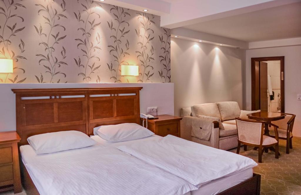 Otkrijte savršen spoj prirodnog mira i luksuznog Wellness & Spa opuštanja na Vlašiću, uz vrhunsku udobnost i nenadmašan ambijent Hotela Pahuljica 4*!