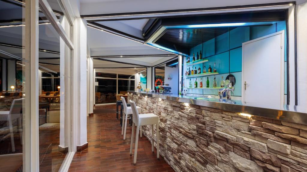 Uživajte u mediteranskom ambijentu Fontana Resorta 2* na Hvaru, gdje priroda, more i spokoj stvaraju idealne uslove za odmor!